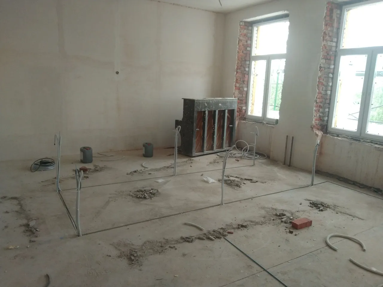 Помещение в черновой отделке, кабели в гофре разведены по полу с вертикальными выводами