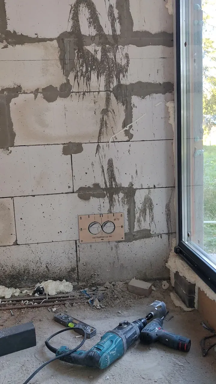Гнёзда под двойной блок розеток у панорамного окна, рядом инструмент
