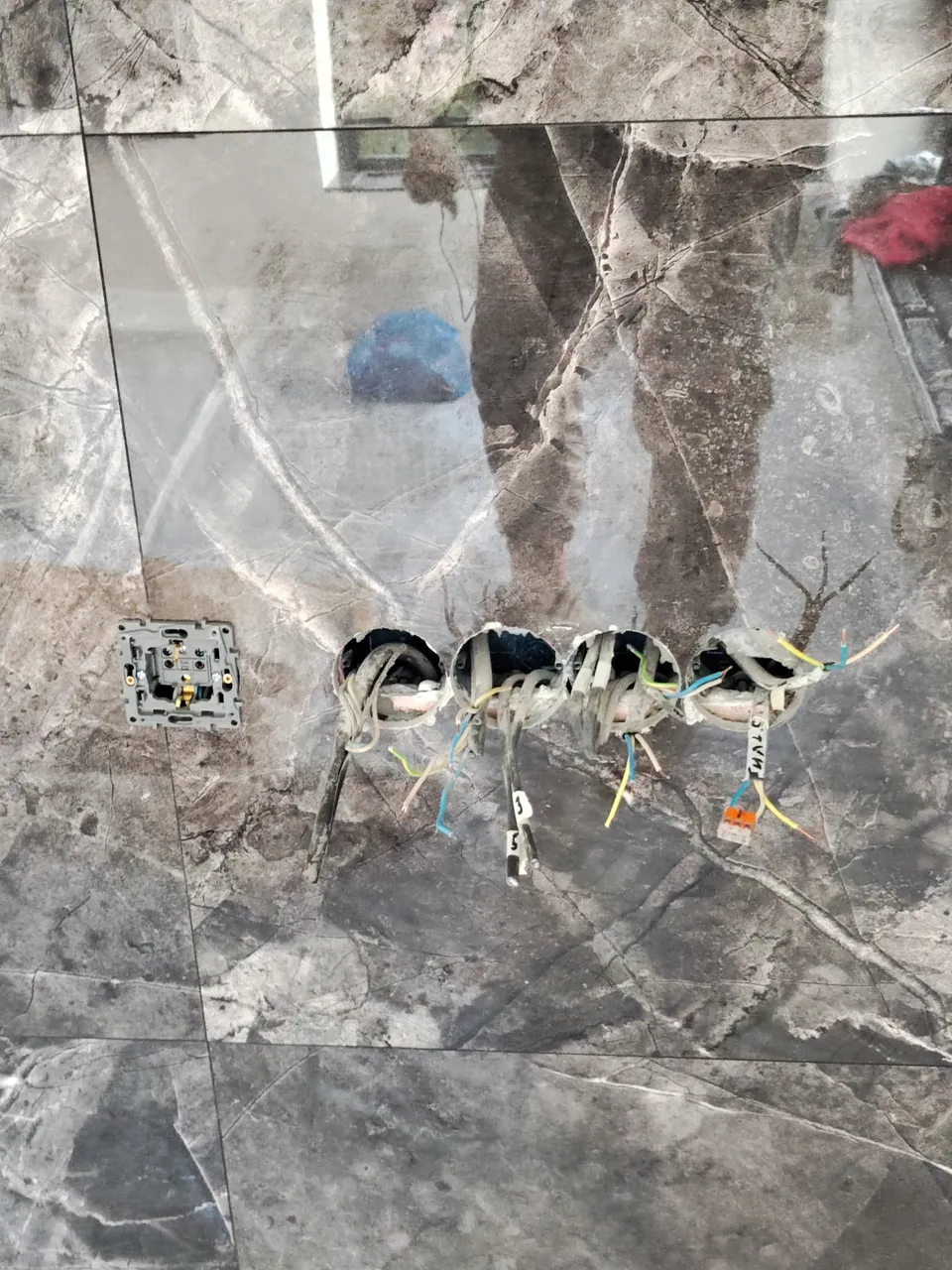 Выводы под блок розеток на мраморной стене