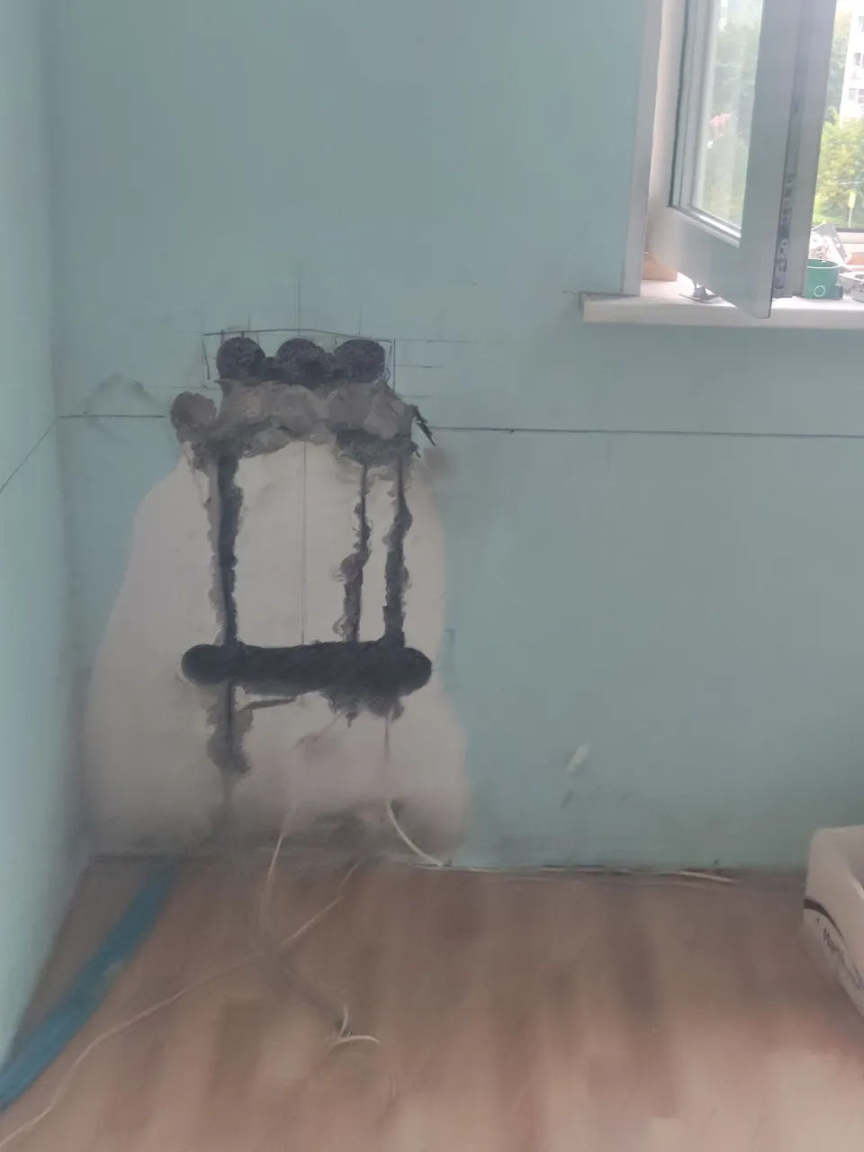 Блок из трёх подрозетников у окна и штробы под кабель в квартире